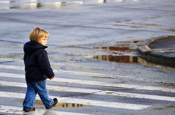 В Барнауле 2-летний ребенок ушел из детского сада в магазин за игрушками - очевидец