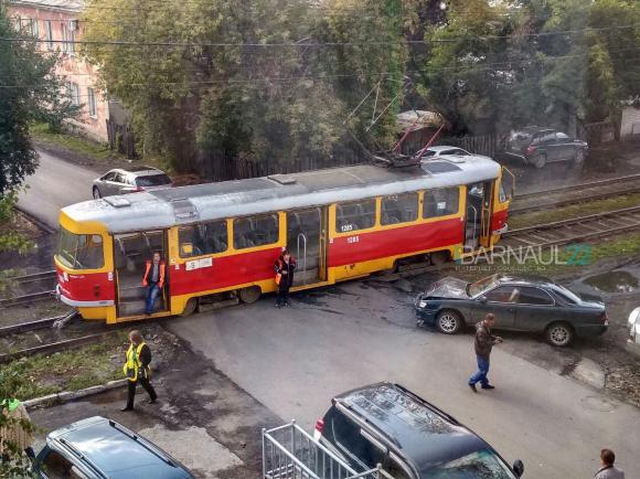 Опасный переезд: два автомобиля пострадали от трамваев в Барнауле (видео)