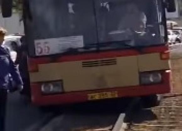Автобус №55 с пассажирами вылетел на рельсы (видео)