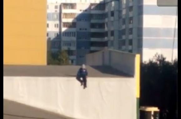 В Барнауле школьник вытворял трюки на крыше здания (видео)