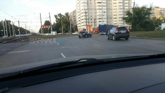 Барнаульцы продолжают жаловаться на отремонтированный перекресток на А. Петрова (фото)