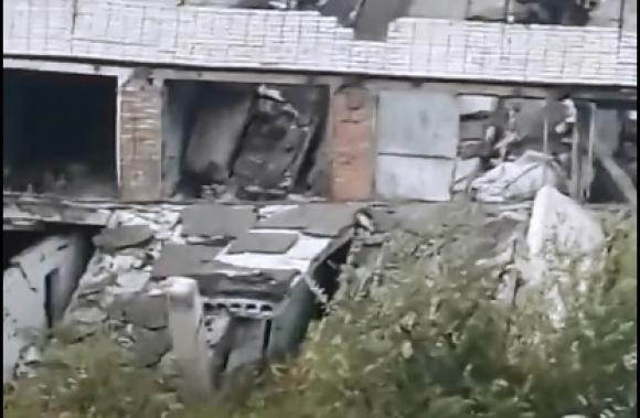 Дети лазают по разваливающемуся гаражу - очевидцы (видео)