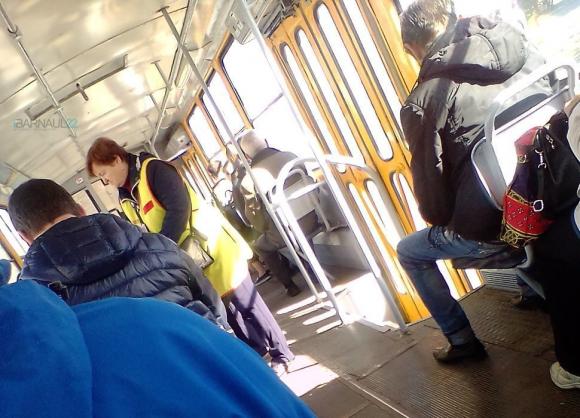 Вежливая кондуктор поднимает настроение пассажирам барнаульского трамвая