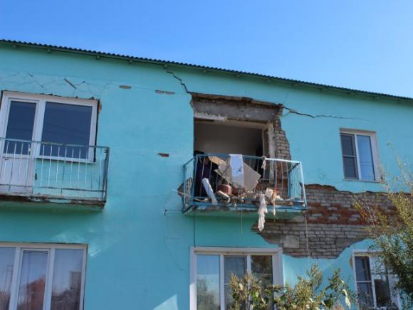 Жильцам пострадавшего от взрыва газа дома в Усть-Калманке предложили непригодное для жизни жилье