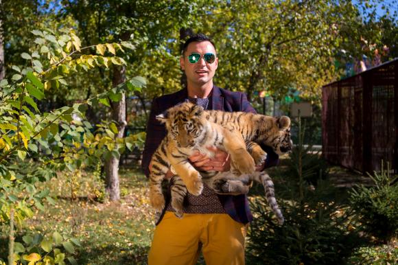 Барнаульский зоопарк вновь приглашает на прогулку с тигрятами!