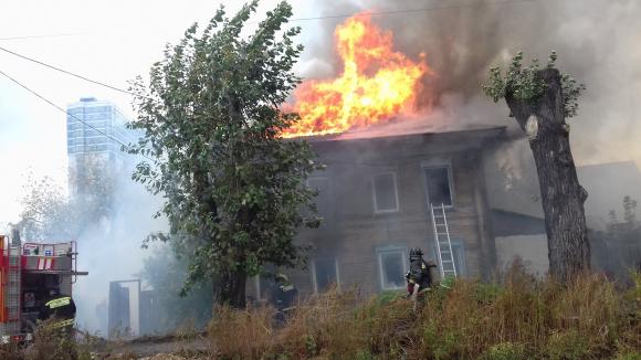 Два пожара в жилых домах произошли в Барнауле сегодня днем (фото и видео)