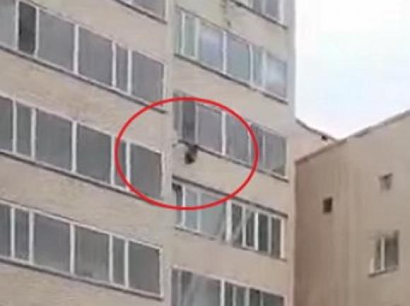 Житель Астаны поймал выпавшего с 10 этажа ребенка (видео)