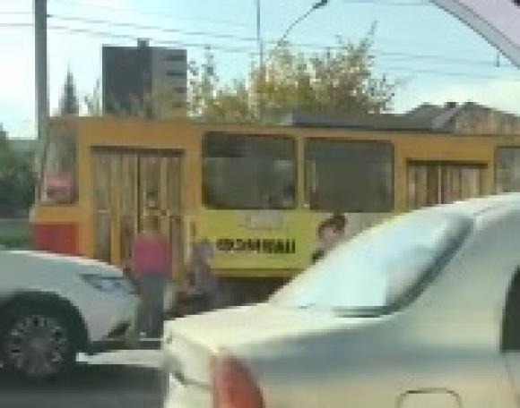 Женщина переводила детей через пр. Ленина при оживленном движении - очевидец (видео)