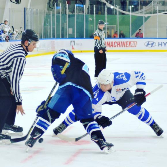 Студенческая хоккейная команда Барнаула провела исторический матч
