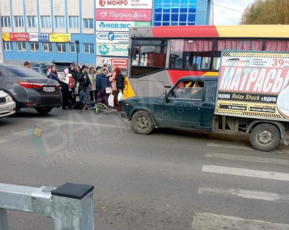 На Балтийской автобус сбил мальчика-второклашку (фото)