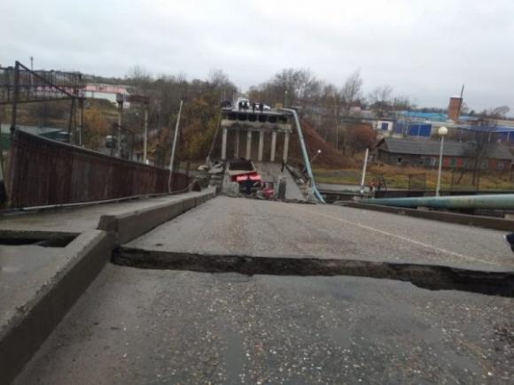 Автомобильный мост рухнул на ж/д пути в Приамурье (фото и видео)