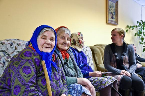 Чаепитие и танцы: дома престарелых в Алтайском крае решили не закрывать