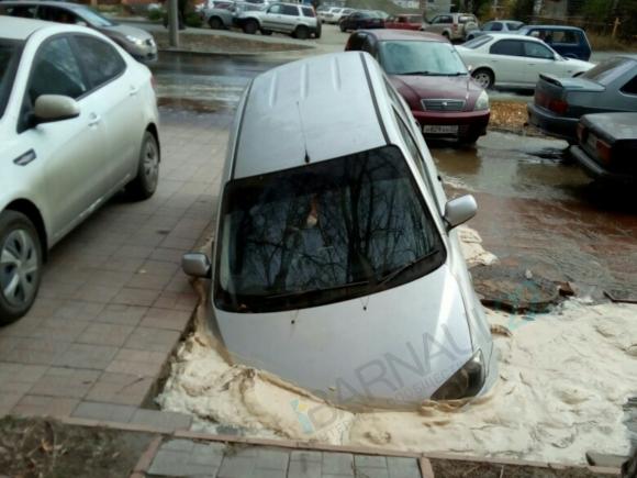 В Барнауле легковушка провалилась в яму с водой (фото)