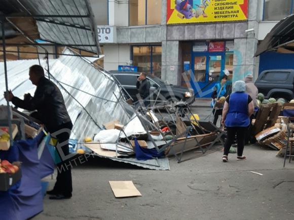 Ураганный ветер пронёсся по Барнаулу - есть разрушения (фото)