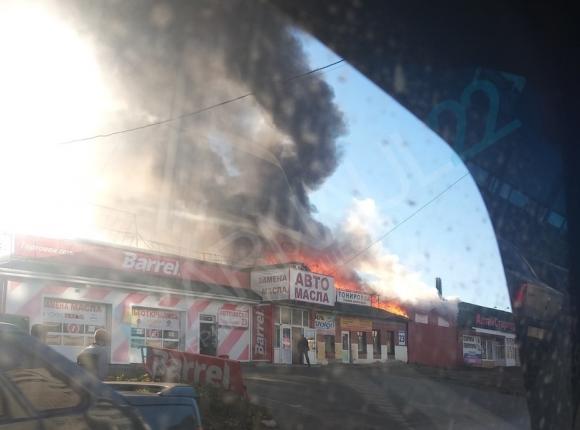 В Барнауле горел автомагазин на Покровской (фото и видео)