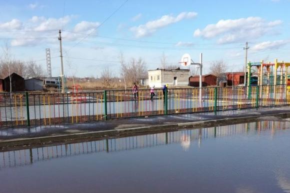 Бордюры крошатся, конструкции шатаются: жители Новоалтайска возмущены некачественным ремонтом (видео)