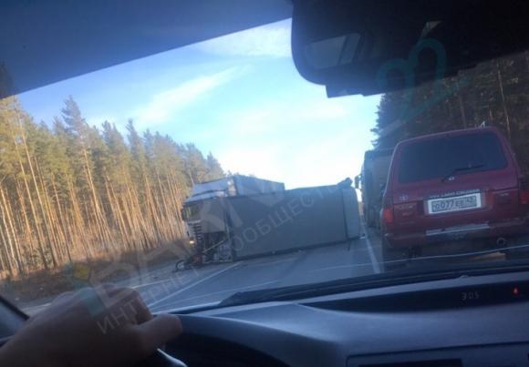 На трассе Р-256 в результате столкновения перевернулся грузовик (фото и видео)