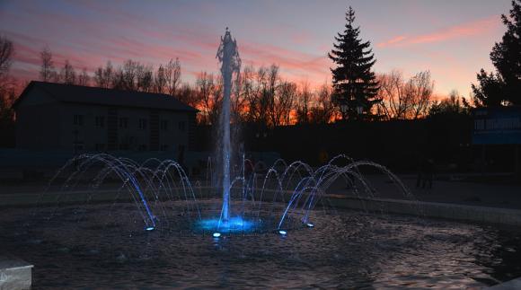 На пл. Мира провели пробный запуск нового светодинамического фонтана (фото)