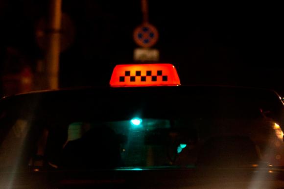 В Затоне неизвестные напали на женщину-таксиста