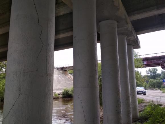 В Минстройтрансе прокомментировали трещины в опорах моста через Барнаулку