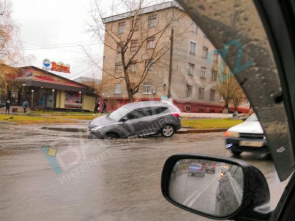 Две машины попали в глубокую яму на Комсомольском (фото)
