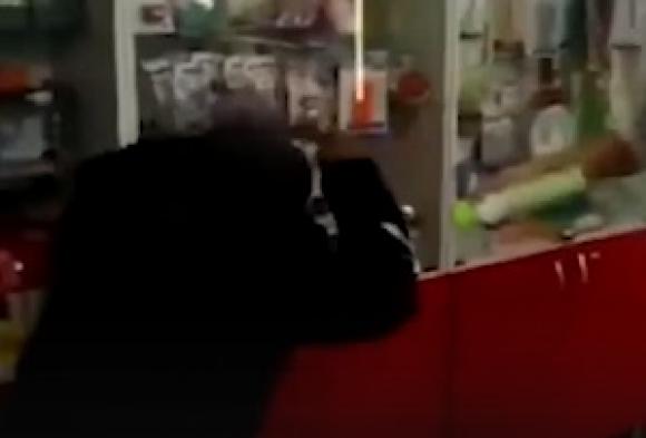 Сотрудницы аптеки залили пожилого мужчину освежителем воздуха (видео)