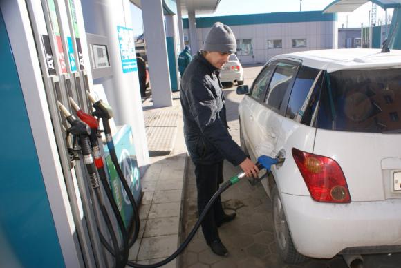 Правительство договорилось с нефтяниками о снижении оптовых цен на бензин
