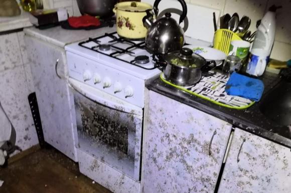 Пенсионеры вынуждены жить в затопленной по вине УК квартире - горожанка просит помощи (фото и видео)