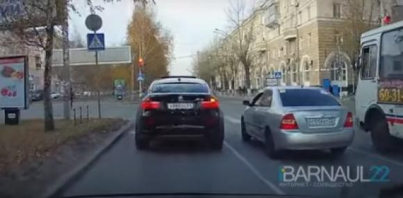 Наглость или глупость: в Сети обсуждают странный поворот BMW X6  на пр. Ленина (видео)
