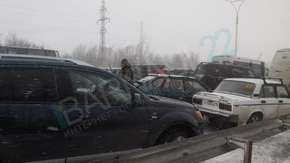 Непогода стала причиной массового ДТП под Барнаулом (фото и видео)