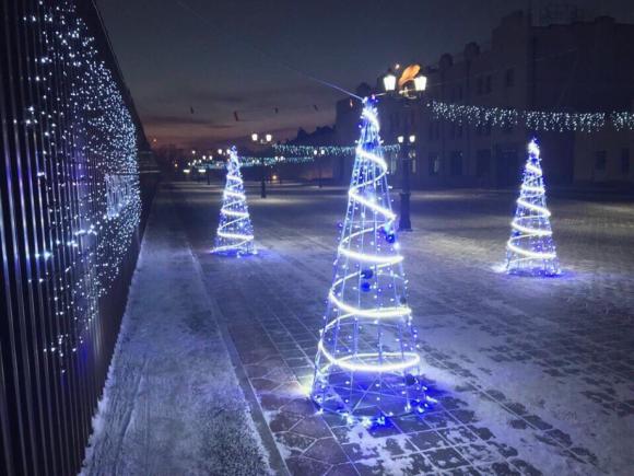 Новогоднюю елку и снежные фигуры установят на Мало-Тобольской