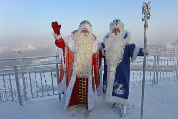 В Нагорном парке встретились алтайский и российский Деды Морозы (фото)