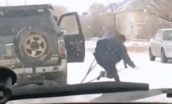 Соцсети: в Горняке полицейские грубо обошлись с мужчиной на костылях (видео)