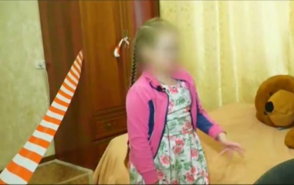 Барнаулец поделил квартиру лентой, чтобы жена и ребенок не жили на его доле (видео)