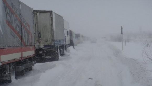 Из-за непогоды перекрыто движение автобусов и большегрузов по трассе до Бийска