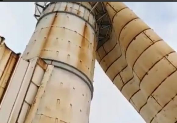 На заринской ТЭЦ от ветра рухнула труба (видео)