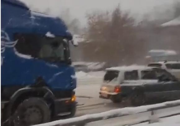 В Новосибирске маленький Subaru выручил большого брата (видео)