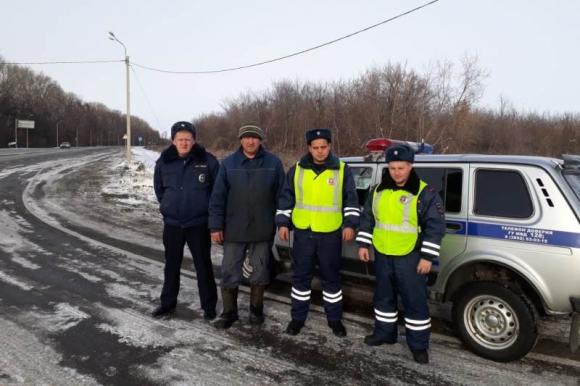 Сотрудники ГИБДД Красногорского района помогли водителю, съехавшему в кювет