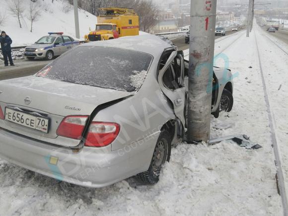 Дополнено: На спуске с горы в Барнауле автомобиль смялся об столб (фото и видео)