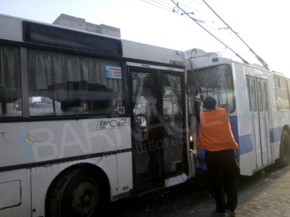 На Новом рынке автобус врезался в троллейбус