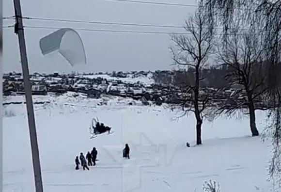 Во время падения дельтаплана под Барнаулом пилот получил перелом костей таза (видео)
