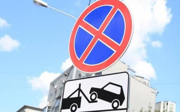 На трех улицах Барнаула запретят ночную парковку машин