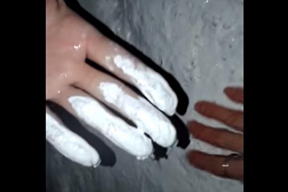 На Кузбассе снежную горку покрасили белой краской (видео)