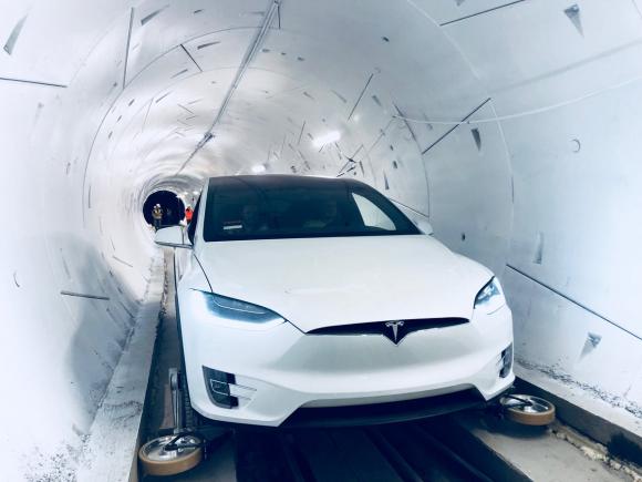 Илон Маск открыл скоростной тоннель под Лос-Анджелесом (фото и видео)