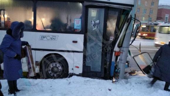 Дополнено: На пл. Октября автобус врезался в столб (фото)