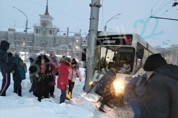 Дополнено: В Минздраве рассказали о пострадавших в ДТП с автобусом (видео)