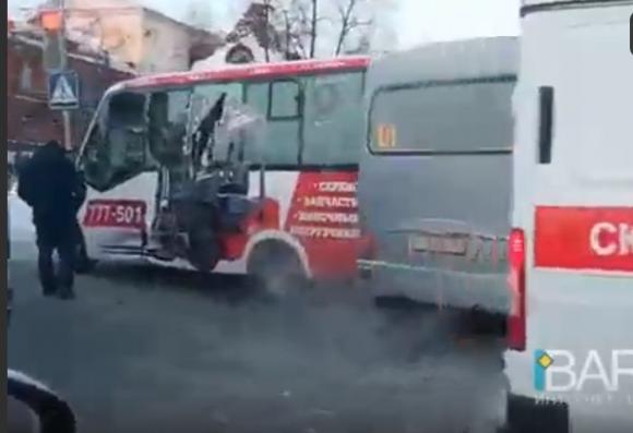 Дополнено: Серьезная авария с участием двух маршруток произошла на пр. Ленина (фото)