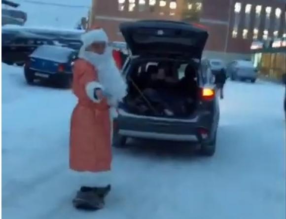 Барнаульский Дедушка Мороз на сноуборде раздал подарки прохожим (видео)