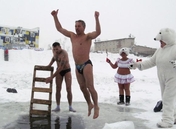 Барнаульские моржи открыли купальный сезон в проруби (фото)