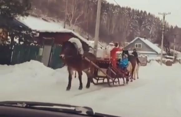 По Белокурихе проехал Дед Мороз в санях (видео)